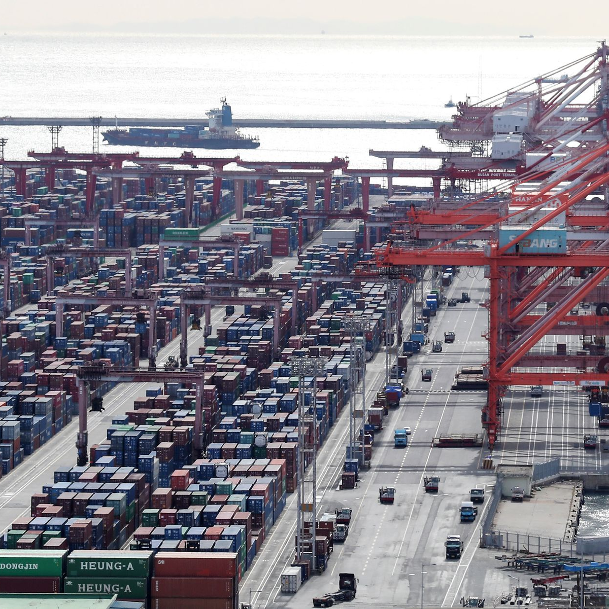 In Busan könnte das UN-Plastikabkommen geschlossen werden. Die Stadt verfügt über einen der wichtigsten Seehäfen in Asien. - Foto: -/YNA/dpa