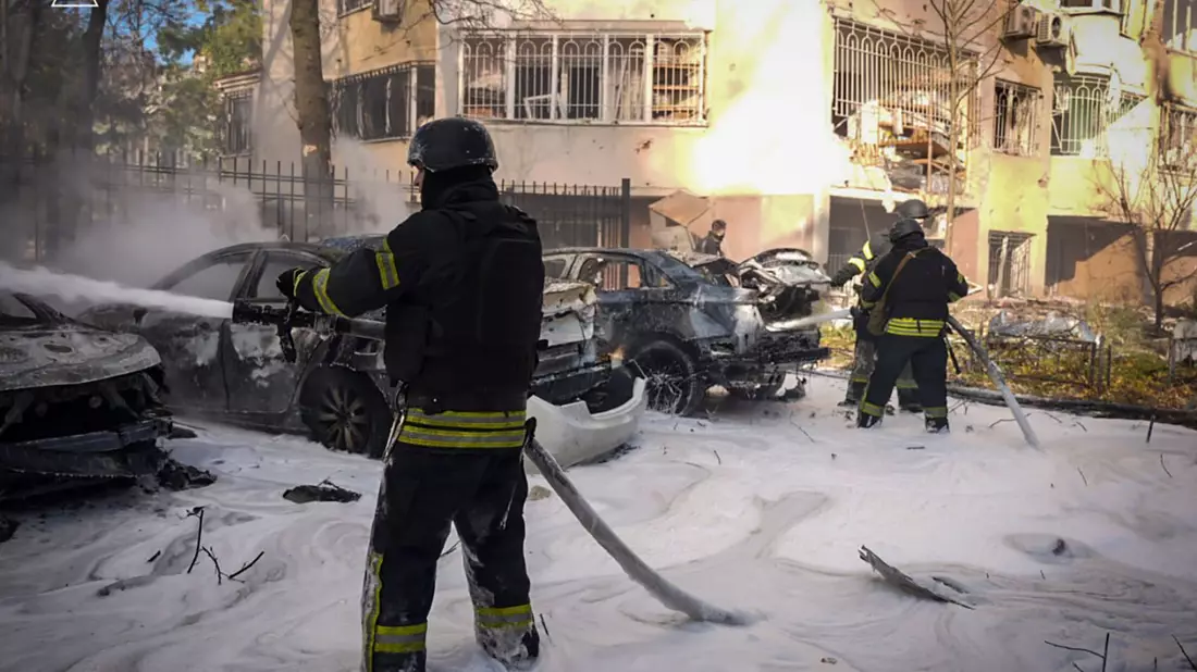 Feuerwehrleute löschen den Brand nach einem russischen Raketeneinschlag in der Hafenstadt. (Archivbild vom 18.11.) - Bild: Uncredited/Ukrainian Emergency Service/AP/dpa