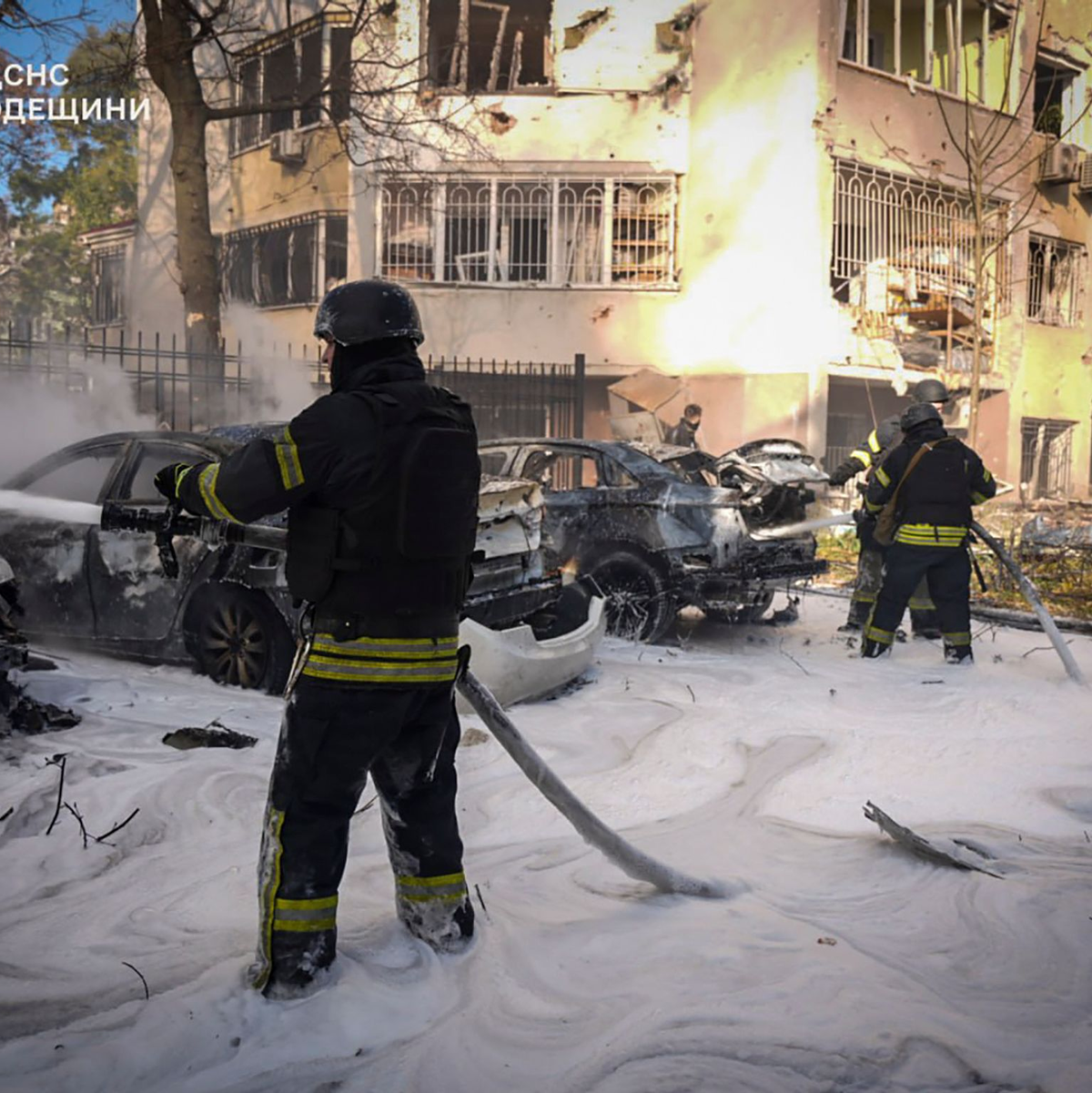 Feuerwehrleute löschen den Brand nach einem russischen Raketeneinschlag in der Hafenstadt. (Archivbild vom 18.11.) - Foto: Uncredited/Ukrainian Emergency Service/AP/dpa