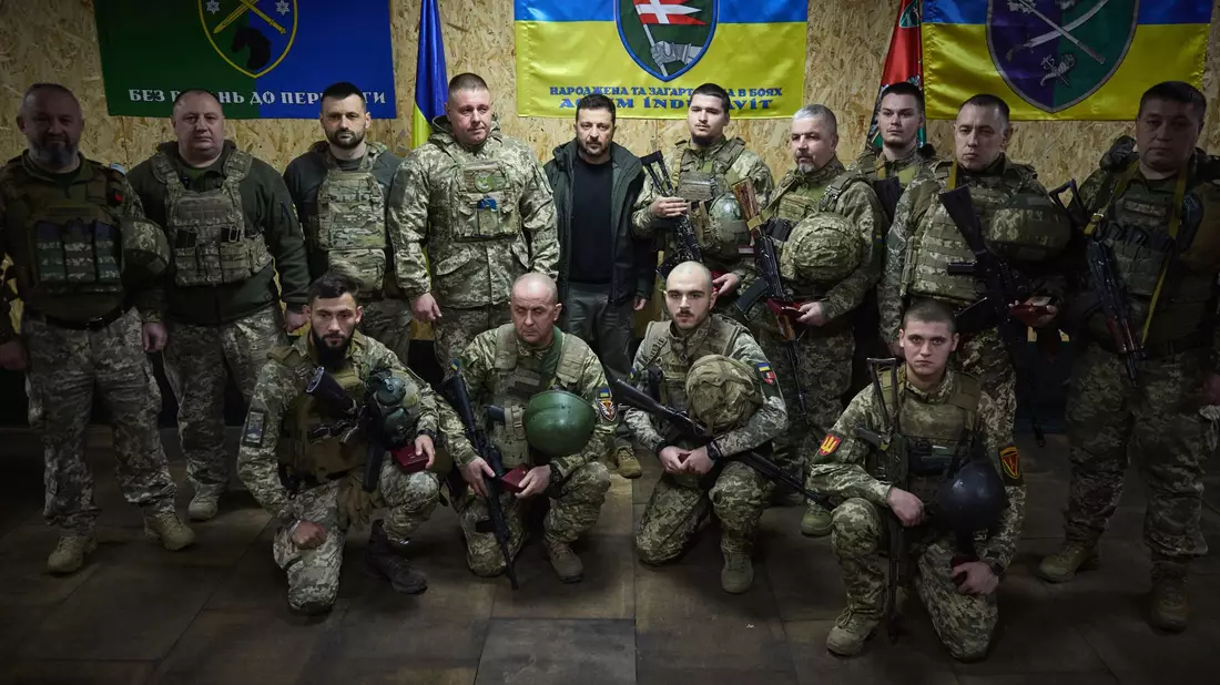 Der ukrainische Präsident Wolodymyr Selenskyj beim Besuch von Einheiten in der Frontstadt Kupjansk. (Archivbild vom 18.11.) - Bild: Uncredited/Ukrainian Presidential Press Office/AP