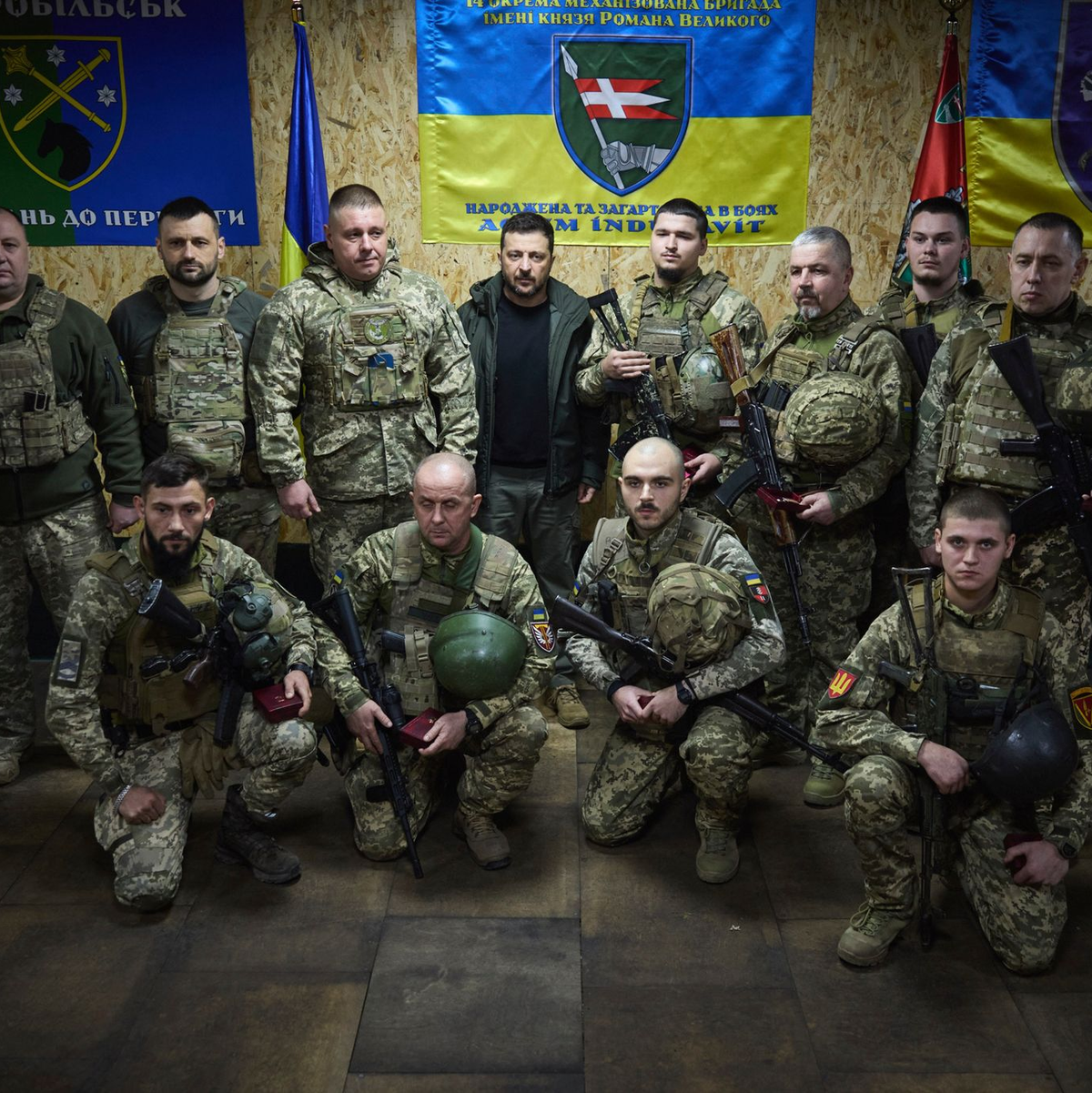 Der ukrainische Präsident Wolodymyr Selenskyj beim Besuch von Einheiten in der Frontstadt Kupjansk. (Archivbild vom 18.11.) - Foto: Uncredited/Ukrainian Presidential Press Office/AP