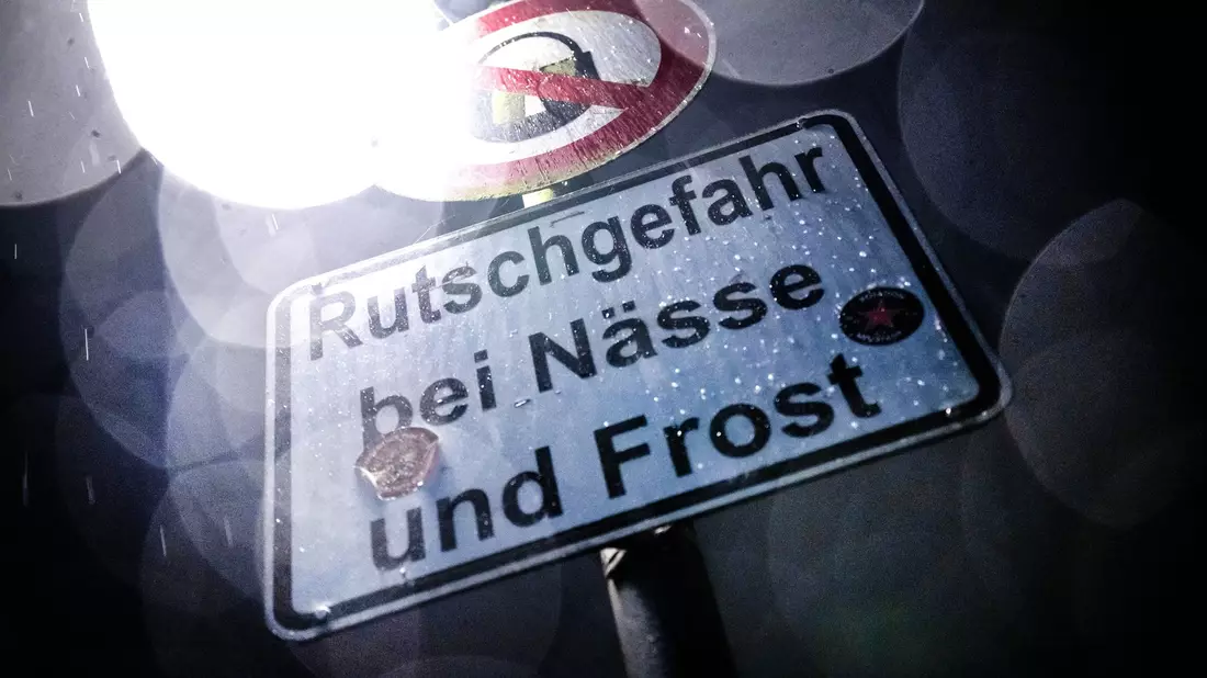 Sturmböen und Schnee erwartet der Deutsche Wetterdienst an diesem Dienstag in Teilen Deutschlands. - Bild: Sina Schuldt/dpa