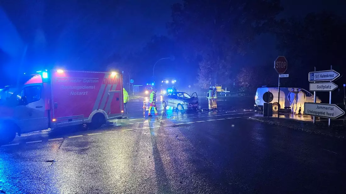 FW Datteln: Verkehrsunfall bei regennasser Straße fordert 3 Verletzte - Bild: presseportal.de