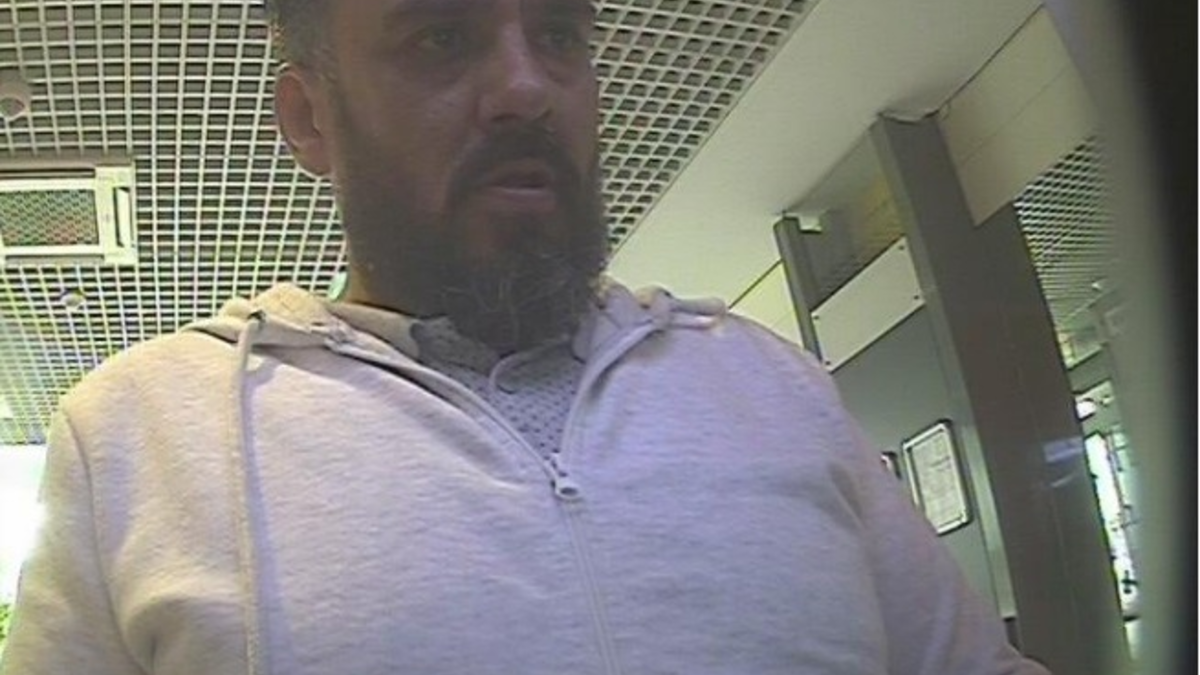 POL-SL: Mit zuvor gestohlener EC-Karte Geld abgehoben / Öffentlichkeitsfahndung nach unbekanntem Mann - Foto: presseportal.de