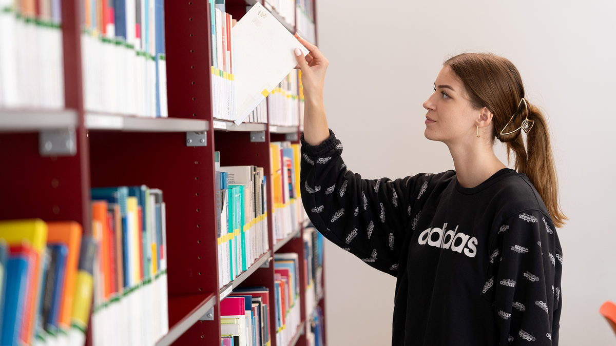 In der Bibliothek - Foto: FH Burgenland über pressetext.de