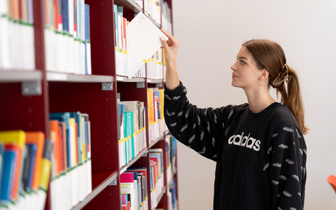 In der Bibliothek - Foto: FH Burgenland über pressetext.de