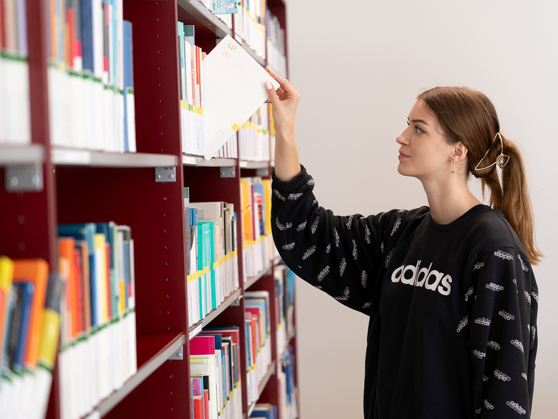 In der Bibliothek - Foto: FH Burgenland über pressetext.de