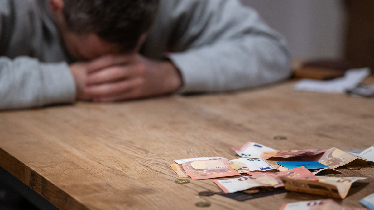 Die Zahl der überschuldeten Menschen in Deutschland ist 2024 leicht gesunken. - Foto: Hannes P Albert/dpa
