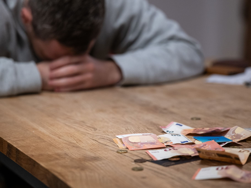 Die Zahl der überschuldeten Menschen in Deutschland ist 2024 leicht gesunken. - Foto: Hannes P Albert/dpa