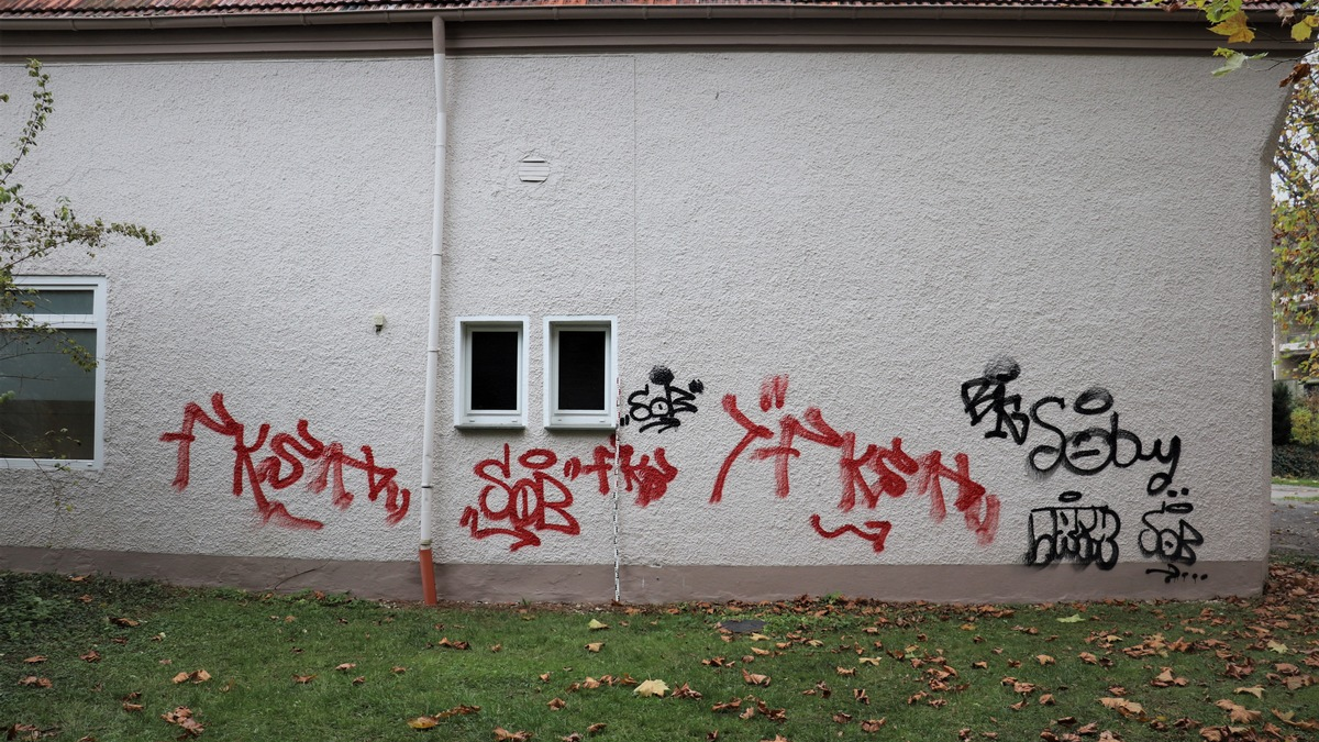 POL-PB: Farbschmierereien an Gebäude und Autos - Foto: presseportal.de