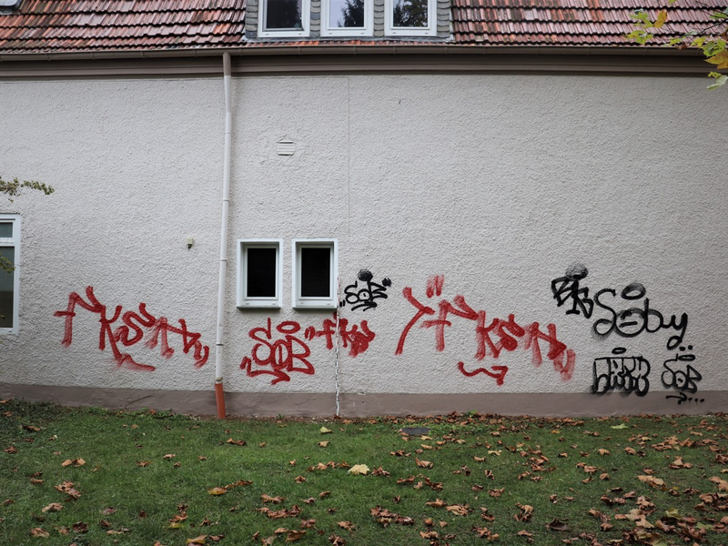 POL-PB: Farbschmierereien an Gebäude und Autos - Foto: presseportal.de