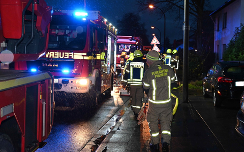 FW Pulheim: Feuer an einem Bungalow - Foto: presseportal.de