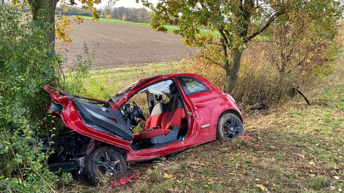 POL-AC: Auto prallt gegen Baum - Frau wird schwer verletzt - Bild: presseportal.de
