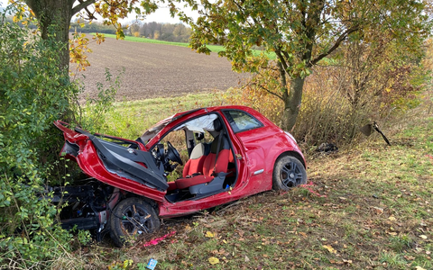 POL-AC: Auto prallt gegen Baum - Frau wird schwer verletzt - Foto: presseportal.de