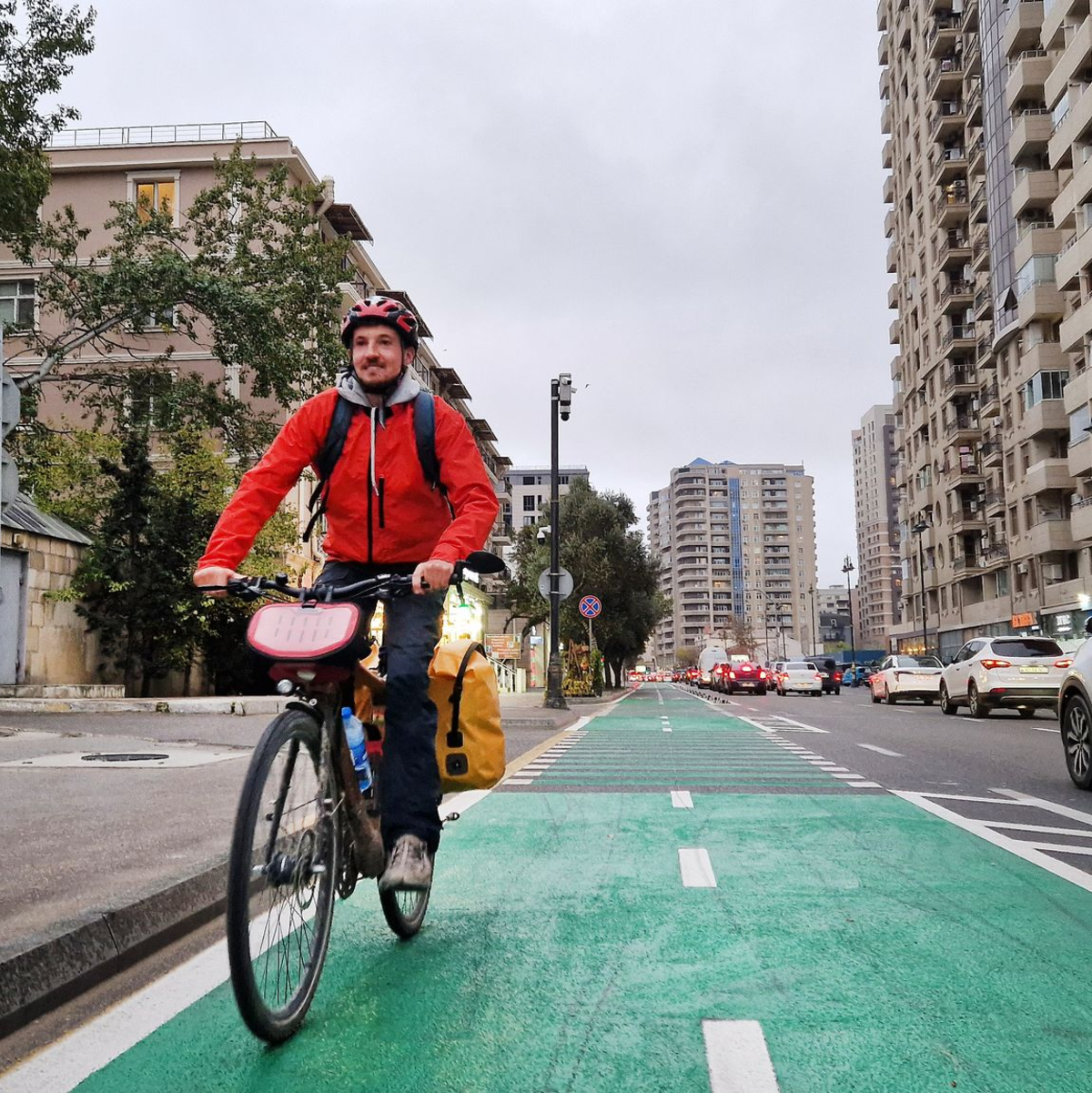 Zurück soll es mit Bus oder Zug gehen. - Foto: Larissa Schwedes/dpa