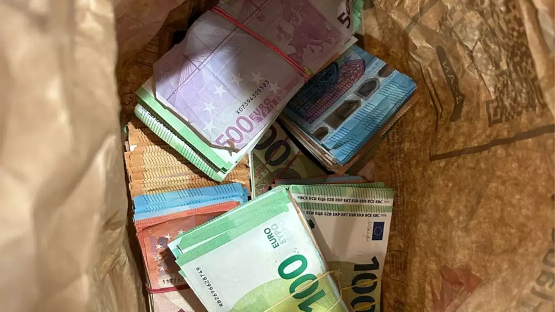 HZA-SW: Ein Rucksack voller Bargeld - Zoll stellt hohe Bargeldsumme sicher - Bild: presseportal.de