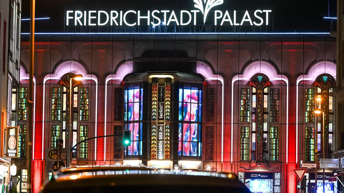 Auch der Friedrichstadt-Palast ist von den Sparmaßnahmen betroffen. (Archivbild)  - Bild: Jens Kalaene/dpa