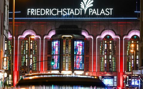 Auch der Friedrichstadt-Palast ist von den Sparmaßnahmen betroffen. (Archivbild)  - Foto: Jens Kalaene/dpa