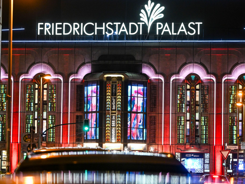 Auch der Friedrichstadt-Palast ist von den Sparmaßnahmen betroffen. (Archivbild)  - Foto: Jens Kalaene/dpa