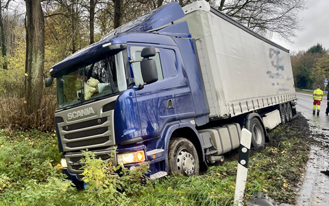 FW Hünxe: Lkw-Unfall auf der Gahlener Straße - Foto: presseportal.de