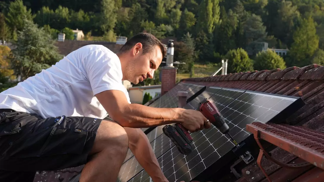 Max Wagner von der Max Wagner Autarkie GmbH erklärt: So schützt eine PV-Anlage vor steigenden Strompreisen und Netzstörungen - Bild: presseportal.de
