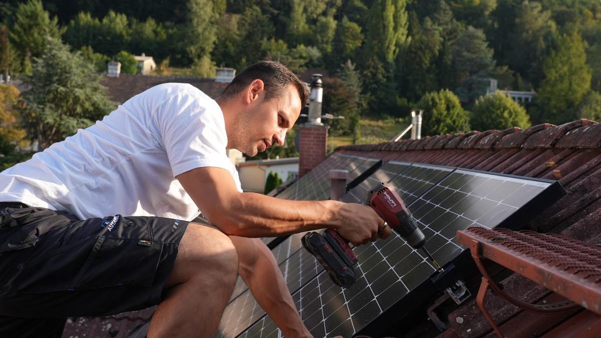 Max Wagner von der Max Wagner Autarkie GmbH erklärt: So schützt eine PV-Anlage vor steigenden Strompreisen und Netzstörungen - Foto: presseportal.de