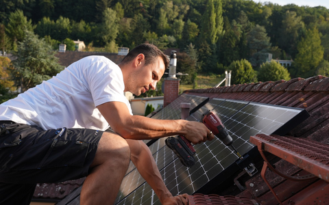 Max Wagner von der Max Wagner Autarkie GmbH erklärt: So schützt eine PV-Anlage vor steigenden Strompreisen und Netzstörungen - Foto: presseportal.de