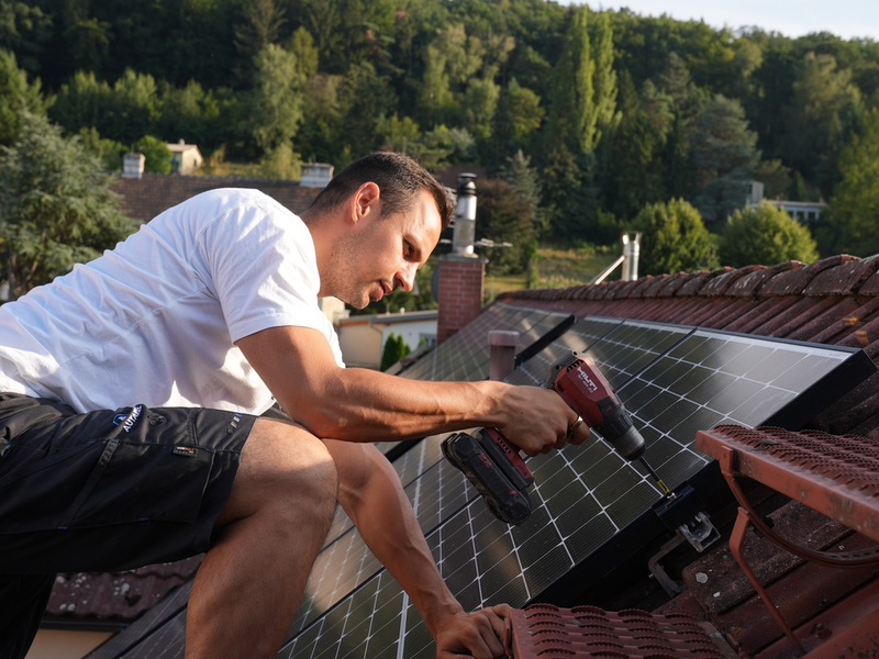 Max Wagner von der Max Wagner Autarkie GmbH erklärt: So schützt eine PV-Anlage vor steigenden Strompreisen und Netzstörungen - Foto: presseportal.de