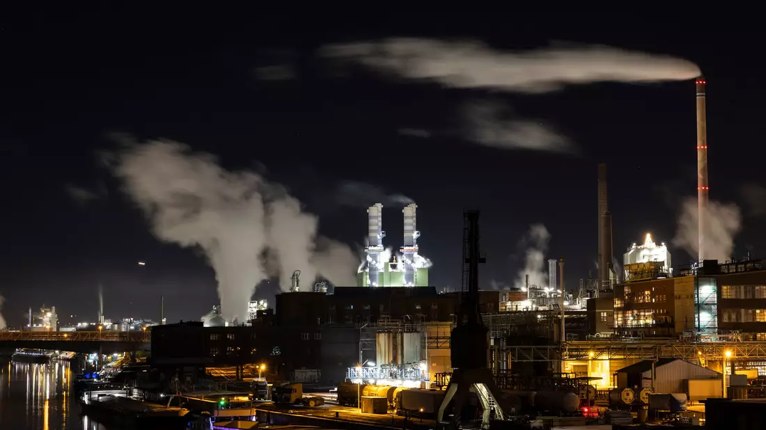 Chance und Risiko: Klimafreundlicher Umbau der Wirtschaft - Bild: Hannes P. Albert/dpa