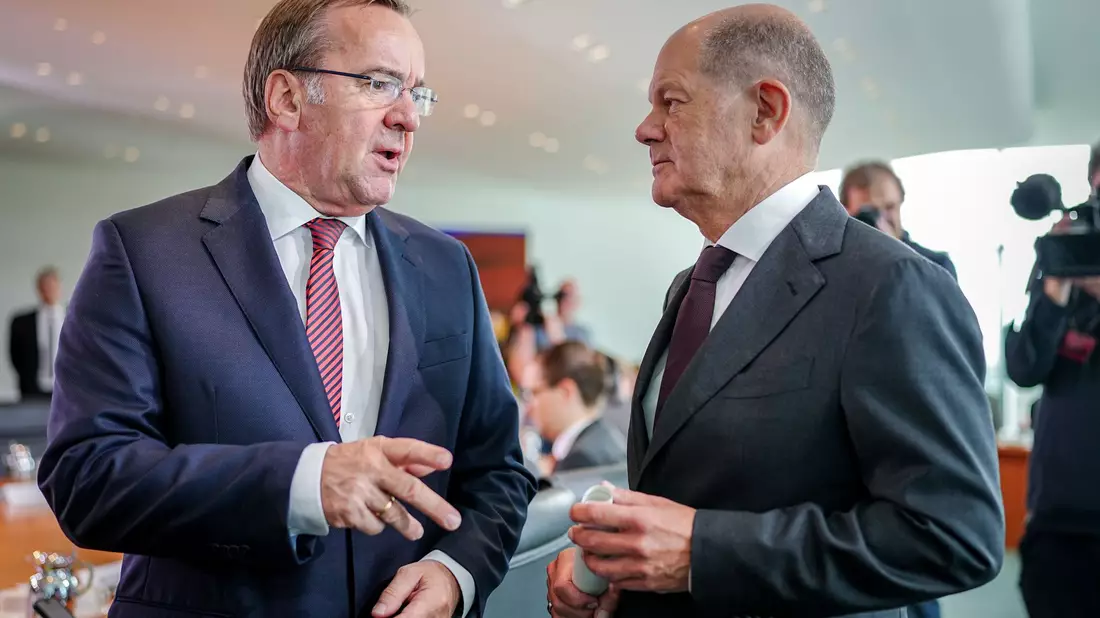 Boris Pistorius (li.) oder Bundeskanzler Olaf Scholz – die Frage der Kanzlerkandidatur ist in der SPD noch nicht entschieden. (Archivbild) - Bild: Kay Nietfeld/dpa