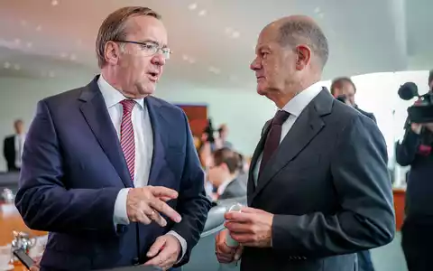 Boris Pistorius (li.) oder Bundeskanzler Olaf Scholz – die Frage der Kanzlerkandidatur ist in der SPD noch nicht entschieden. (Archivbild) - Foto: Kay Nietfeld/dpa