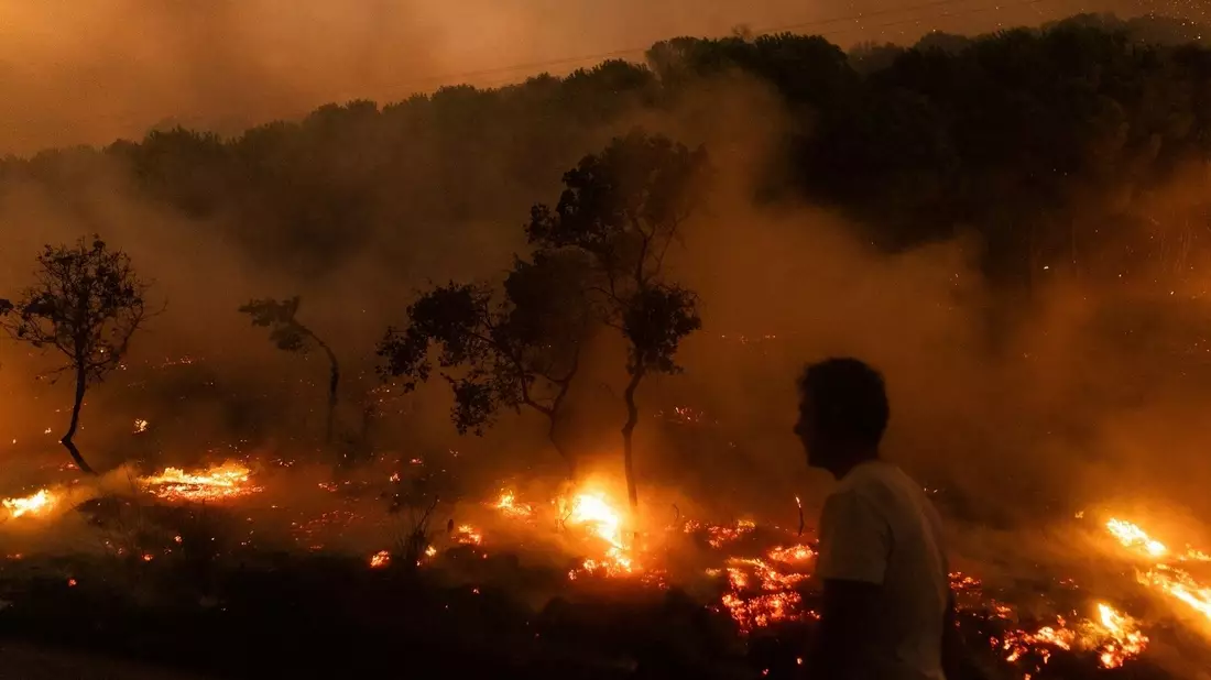 KI-gestützten Analysen zufolge könnten die Temperaturen rascher steigen als bisher zumeist angenommen. (Archivbild) - Bild: Achilleas Chiras/AP/dpa