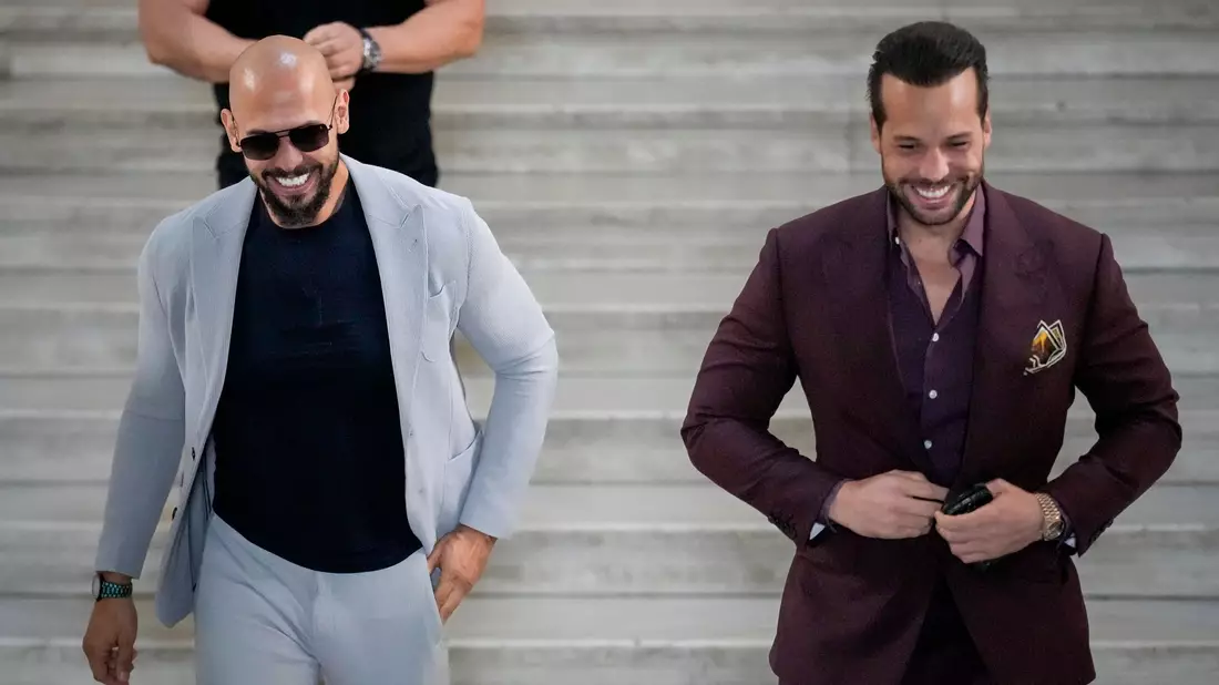 Der britisch-amerikanische Influencer Andrew Tate (37) und sein Bruder Tristan (36) haben Rumänien Richtung USA verlassen, obwohl sie dort wegen sexueller Ausbeutung unter Strafverfolgung stehen. - Bild: Vadim Ghirda/AP/dpa
