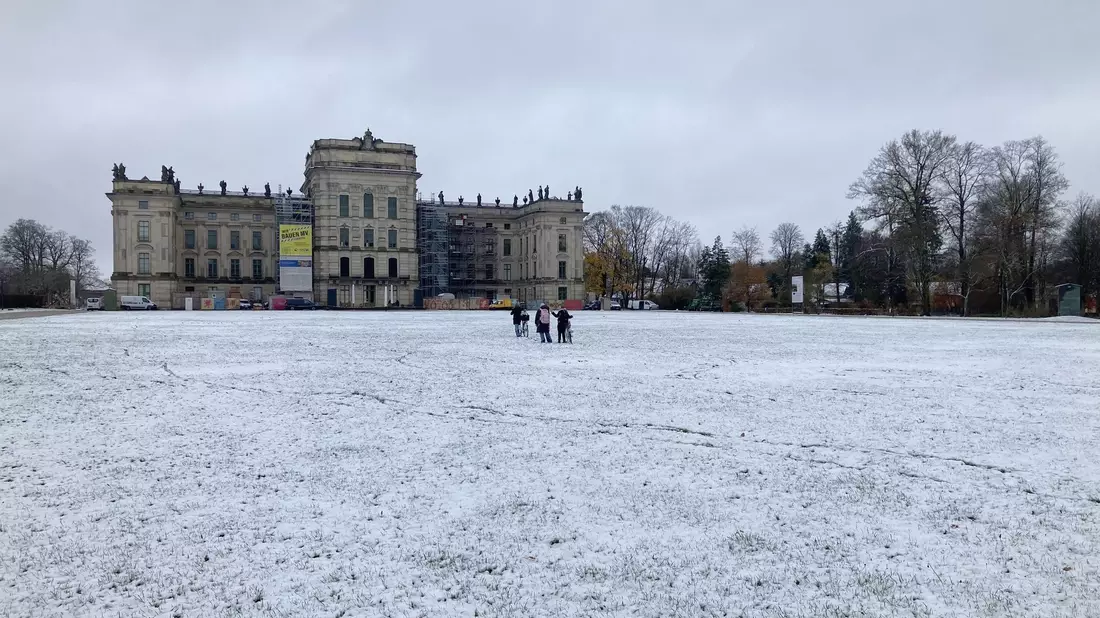 Der Norden Deutschlands wie hier das Schloss Ludwigslust in Mecklenburg-Vorpommern bekam vielerorts schon Schnee ab. - Bild: Iris Leithold/dpa