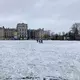 Der Norden Deutschlands wie hier das Schloss Ludwigslust in Mecklenburg-Vorpommern bekam vielerorts schon Schnee ab. - Bild: Iris Leithold/dpa