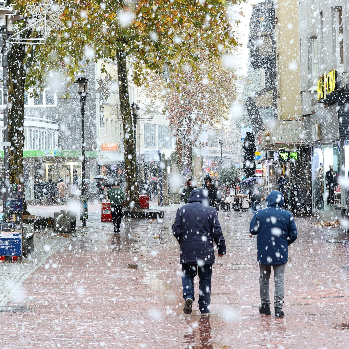 Der erste Schnee in Hamburg führt gleichzeitig auch zu glatten Straßen (Symbolbild) - Foto: Bodo Marks/dpa