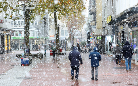 Kurzfristig wird es rutschig auf den Straßen in Hamburg. - Foto: Bodo Marks/dpa