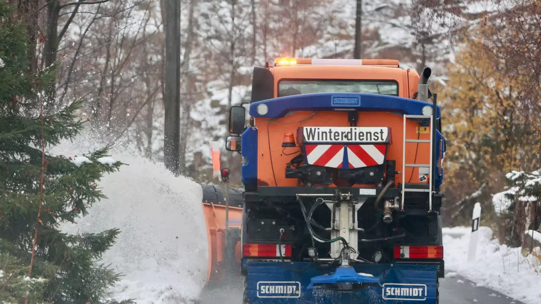 Im Harz rückte bereits der Winterdienst aus.  - Bild: Matthias Bein/dpa