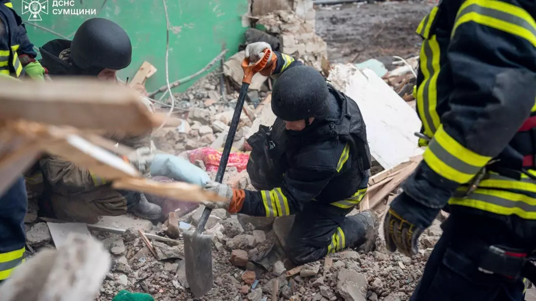 Mehrere Menschen wurden bei dem Drohnentreffer auf ein Haus in Hluchiw getötet. - Bild: Ukrainian Emergency Service/Ukrainian Emergency Service/AP