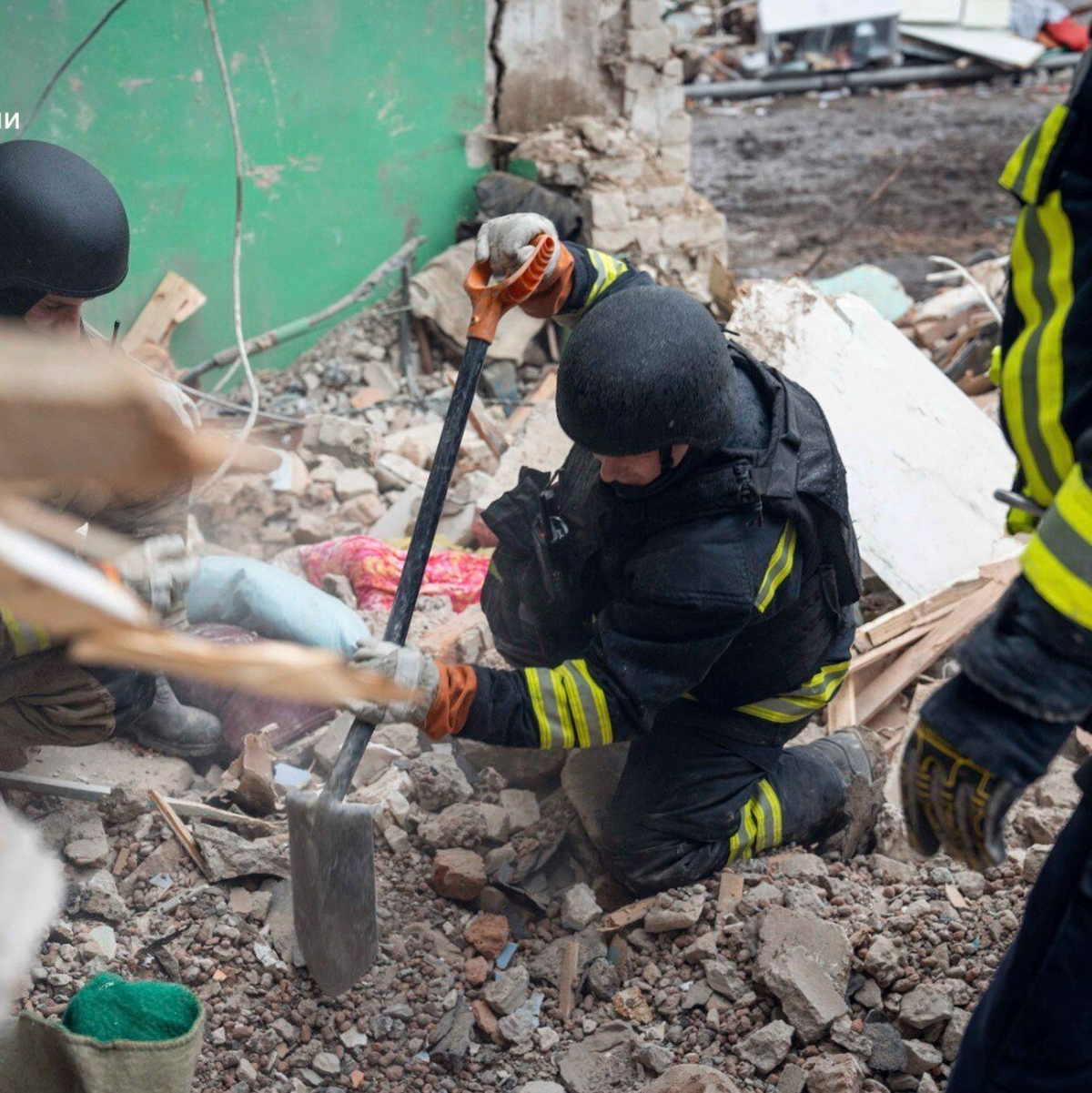 Mehrere Menschen wurden bei dem Drohnentreffer auf ein Haus in Hluchiw getötet. - Foto: Ukrainian Emergency Service/Ukrainian Emergency Service/AP