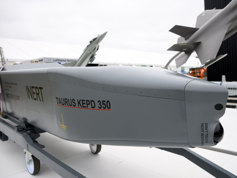 Taurus-Marschflugkörper gehören zum Angebot der Luft- und Raumfahrtindustrie.  - Foto: Bernd von Jutrczenka/dpa