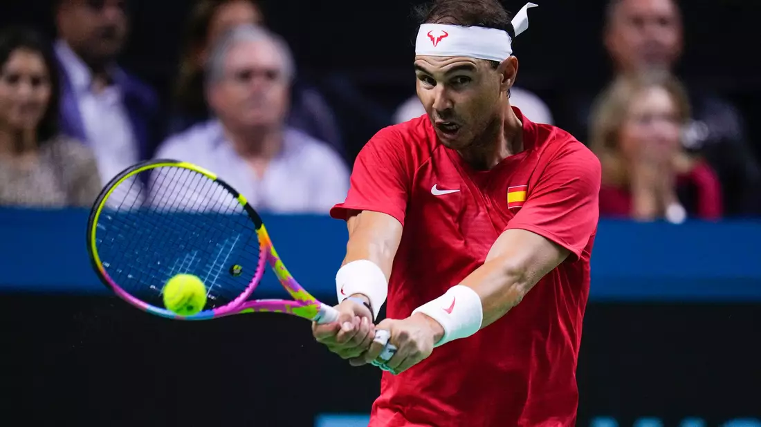Teamchef David Ferrer tröstet Superstar Rafael Nadal nach der Niederlage in dessen letztem Spiel. - Bild: Manu Fernandez/AP/dpa