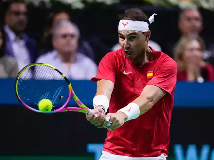 Rafael Nadal verfolgt gerührt die Videobotschaften langjähriger Weggefährten. - Foto: Manu Fernandez/AP/dpa