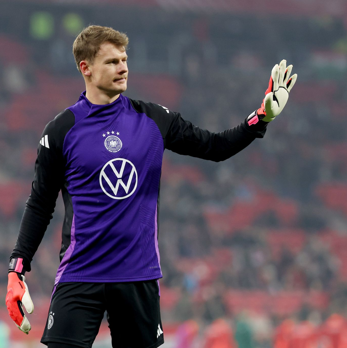 Die Fußball-Nationalmannschaft ist wieder eine verschworene Einheit. Die Titelsehnsucht treibt alle an.  - Foto: Christian Charisius/dpa