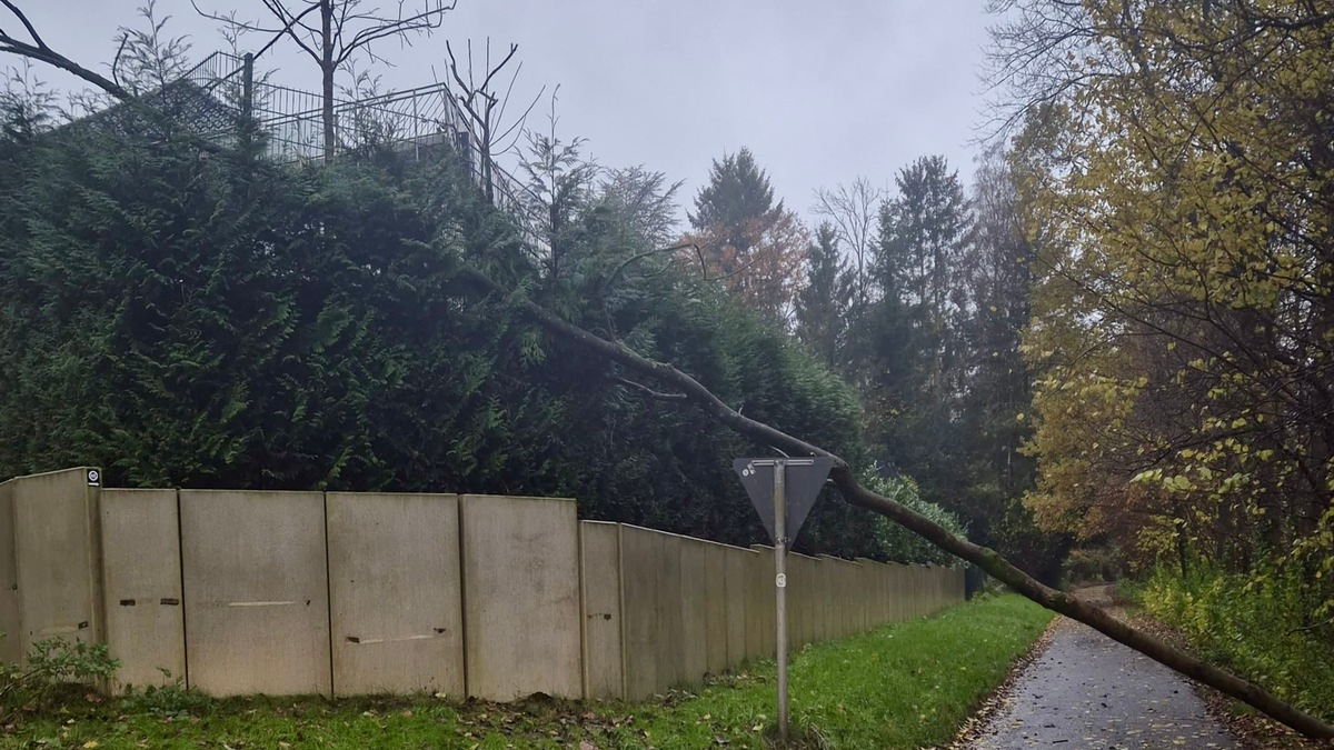 FW-EN: Hohes Einsatzaufkommen - Feuerwehr schützt Wohnhaus vor Wasser - Foto: presseportal.de