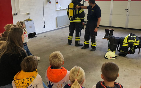 FW-KLE: Brandschutzerziehung mit dem Sankt-Markus-Kindergarten: Da sein, damit es nicht brennt - Foto: presseportal.de