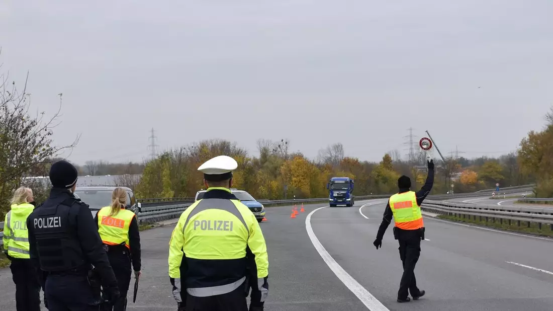 HZA-BI: Bielefelder Zoll prüft im Speditions-, Transport- und Logistikgewerbe/Illegale Beschäftigung und weitere Unregelmäßigkeiten aufgedeckt - Bild: presseportal.de