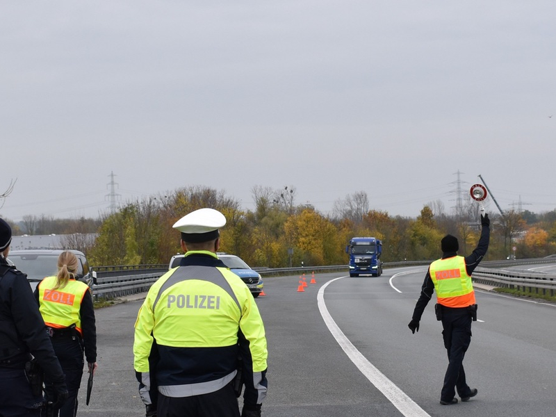 HZA-BI: Bielefelder Zoll prüft im Speditions-, Transport- und Logistikgewerbe/Illegale Beschäftigung und weitere Unregelmäßigkeiten aufgedeckt - Foto: presseportal.de