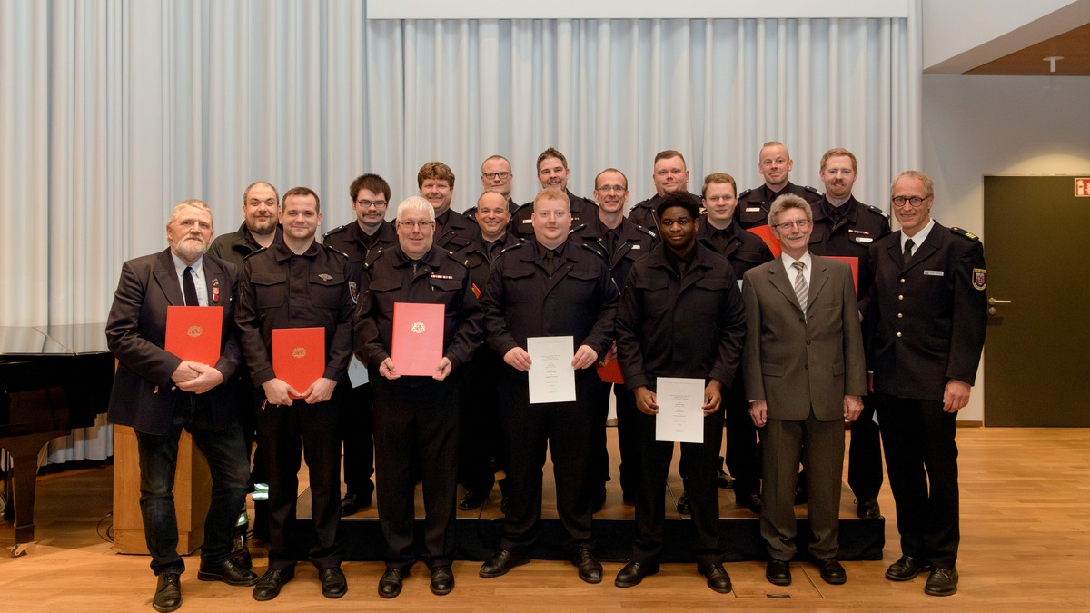 FW Bremerhaven: Beförderungszeremonie der Freiwilligen Feuerwehren Bremerhavens - Foto: presseportal.de