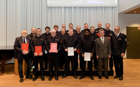 FW Bremerhaven: Beförderungszeremonie der Freiwilligen Feuerwehren Bremerhavens - Foto: presseportal.de